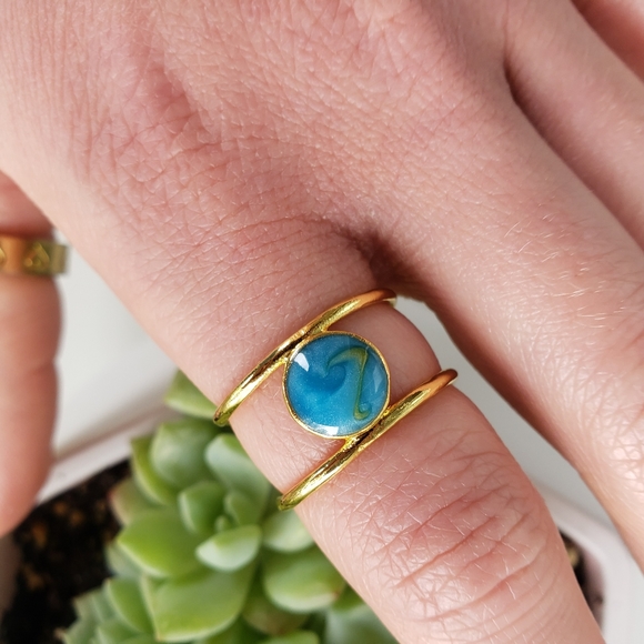 Jewelry - NWT Resin Ring - Gold